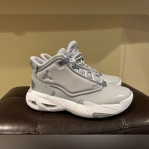 NEW! Jordan Max Aura 4 (grey/white)